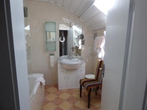 Koupelna v ubytování Hotel Engelhof + 37 fotografií
