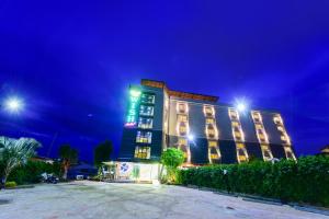 un edificio con luces encendidas por la noche en Wish Hotel Ubon en Ubon Ratchathani