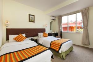 pokój hotelowy z 2 łóżkami i oknem w obiekcie Hotel Serenity w Katmandu