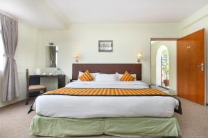 En eller flere senger på et rom på Hotel Serenity