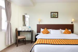 En eller flere senger på et rom på Hotel Serenity