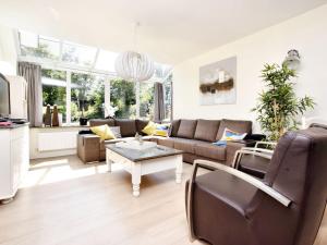 ein Wohnzimmer mit einem Sofa und einem Tisch in der Unterkunft Wheelchair friendly house with sauna in Leykaul