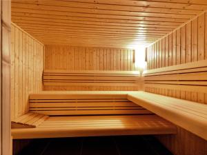 羅貝爾維爾的住宿－Luscious Holiday Home in Waimes with Pool Sauna，中间设有光线的木制桑拿浴室