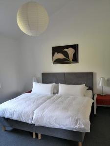 ein Schlafzimmer mit einem großen Bett mit weißer Bettwäsche in der Unterkunft Haus Ulmer in Meersburg