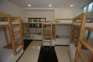 Palanda nebo palandy na pokoji v ubytování Mumbai Staytion Dorm- A Backpackers Hostel