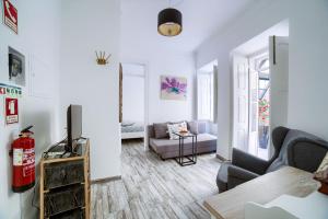 un salon avec un canapé et un extincteur dans l'établissement Garden Apartment, à Lisbonne