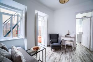 - un salon avec un canapé, une chaise et un bureau dans l'établissement Garden Apartment, à Lisbonne