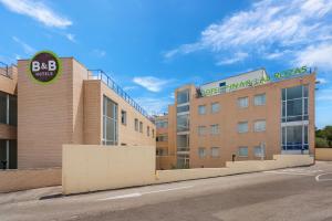 un edificio con un cartel en el costado en B&B HOTEL Madrid Pinar de las Rozas, en Las Rozas de Madrid