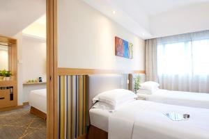 A bed or beds in a room at The Cityview - Chinese YMCA of Hong Kong