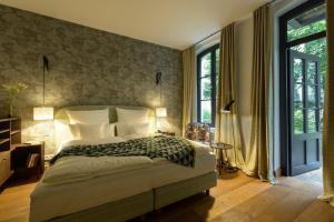 una camera da letto con un letto e una grande finestra di Das kleine Grindel ad Amburgo