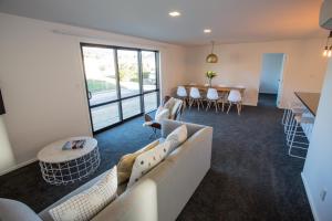 Area soggiorno di 4 - Charming Space, Just a Stone Throw from Central Wanaka