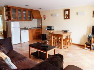 a kitchen and living room with a couch and a table at The Wave Baleal in Baleal