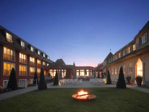 cortile con buca per il fuoco al centro di un edificio di Waldhotel Stuttgart a Stoccarda