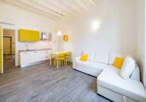 sala de estar con sofá blanco y cocina en Central Station Apartment, en Milán