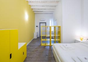 ミラノにあるCentral Station Apartmentの黄色の部屋(ベッド1台、黄色の棚付)