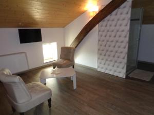 Location Chambres d'Hôtes Clodeguy No 2 في Saint-Sylvestre-sur-Lot: غرفة معيشة مع كرسيين وطاولة