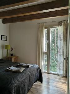 sypialnia z łóżkiem i dużym oknem w obiekcie Mäntykallio w mieście Loviisa