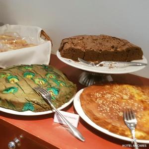três bolos em pratos numa mesa com garfos em Ancares em Balboa