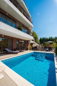 une piscine en face d'un bâtiment dans l'établissement Villa Maria Hotel, à Sozopol