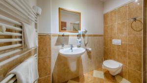 Koupelna v ubytování Hotel Tevel + 26 fotografií