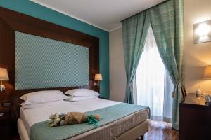 Katil atau katil-katil dalam bilik di Merulana Inn Guest House