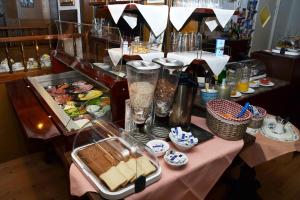 ein Tisch mit einem Buffet mit Speisen drauf in der Unterkunft Hotel An der Karlstadt in Bremerhaven