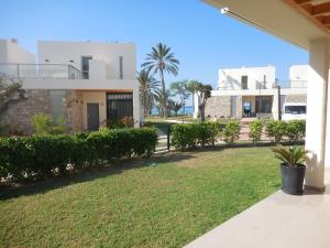 a view of a house from the yard at Vila Paradis 18 in Villajoyosa