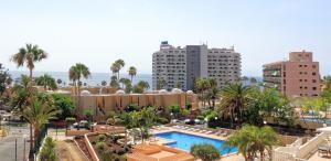 a view of a resort with palm trees and a pool at Studioapartment Borinquen in Playa Fañabe