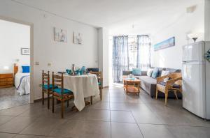 - un salon avec une table et un canapé dans l'établissement Apartment Delfín Torrecilla Beach, à Nerja