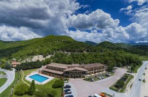 una vista aérea de un complejo con piscina en Grand Hotel Elite, en Cascia