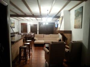 a living room with a couch and a bar at Casa Rural Trastámara in Montiel