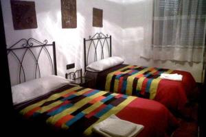 two beds sitting next to each other in a room at Casa Rural Trastámara in Montiel