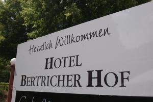 un signo para un hotel hore más brillante en Bertricher Hof en Bad Bertrich