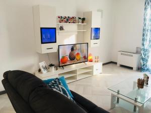 sala de estar con sofá y TV de pantalla plana en Apartments MARIO, en Malinska