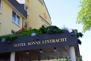un panneau indiquant l'entrée de l'hôtel devant un bâtiment dans l'établissement Hotel Sonne Eintracht Achern, à Achern