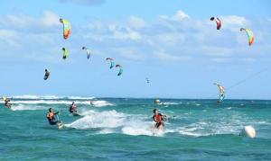 un grupo de personas haciendo kitesurf en el océano en Equinox Kite Villa, en La Gaulette
