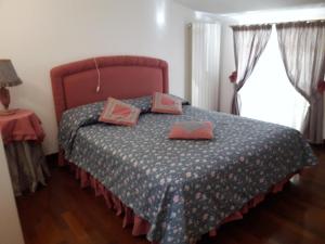 a bedroom with a bed with two pillows on it at Villa Claudia indipendente con piscina ad uso esclusivo in Genga +13 photos