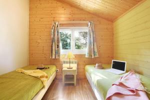 1 Schlafzimmer mit 2 Betten und einem Laptop auf einem Schreibtisch in der Unterkunft Résidence Odalys Shangri-la in Carnoux