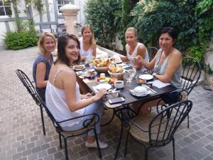 un grupo de mujeres sentadas en una mesa en Hotel La Closeraie en Sully-sur-Loire