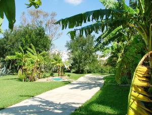 Um jardim em El Cortijo de Zahara by QHotels