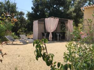 Zahrada ubytování Les Karakis, piscine au sel, jardin 5000m2
