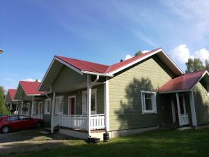 uma fila de casas com um telhado vermelho em Apartment A3 Talja em Rovaniemi