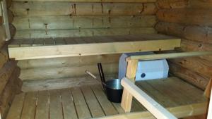 een houten stapelbed in een hut met een emmer bij Villa Blue beach / Siniranta in Parkano