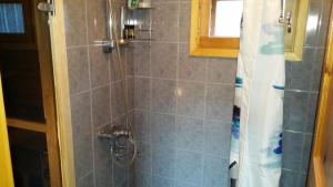 ein Bad mit Dusche und Duschvorhang in der Unterkunft Villa Blue beach / Siniranta in Parkano + 24 Fotos