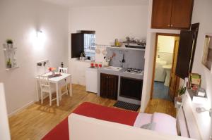 una piccola cucina con tavolo e piano cottura forno superiore di Argo's Apartment a Palermo