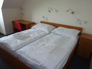 Postel nebo postele na pokoji v ubytování Sport relax hotel Na kopečku