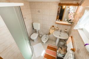 Koupelna v ubytování Rooms Vanda & Frane + 30 fotografií