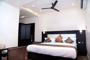 Hotel Vinayak Lifestyle Hotels客房内的一张或多张床位