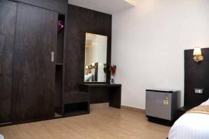 Hotel Vinayak Lifestyle Hotels客房内的一张或多张床位