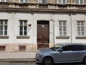 un coche aparcado frente a un edificio con una puerta en Budapest Holiday Colours, en Budapest